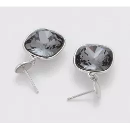 Versilberte Ohrstecker mit grauem Kristall